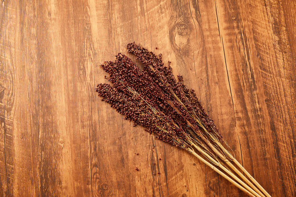 粮食实拍木纹高粱五谷杂粮配图谷物节