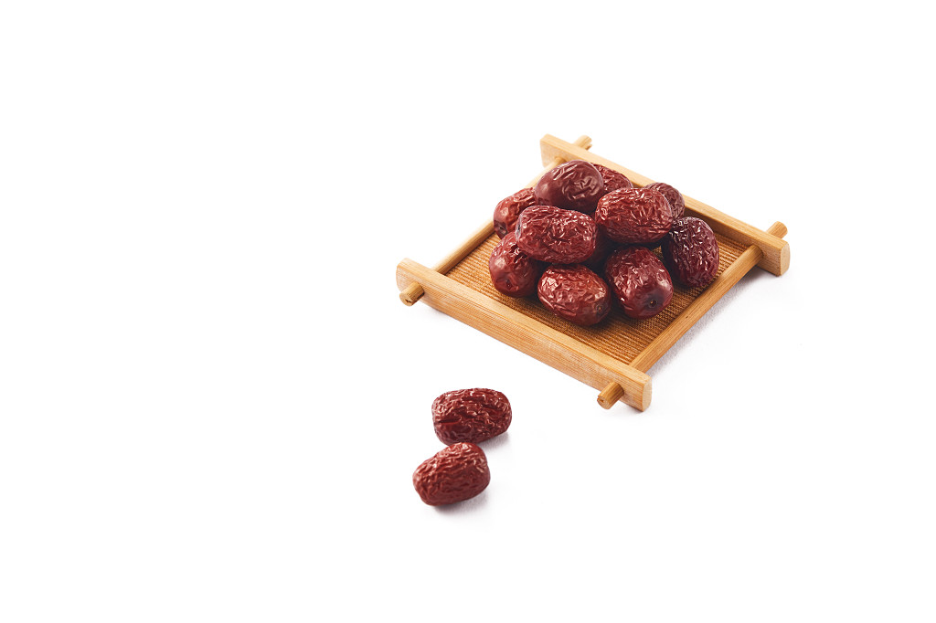 粮食白底木盒特写红枣大枣配图谷物