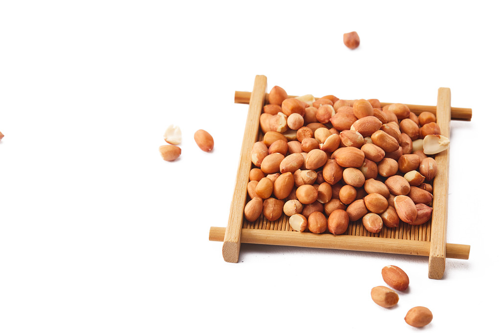 粮食白底木盒花生豆花生米配图谷物