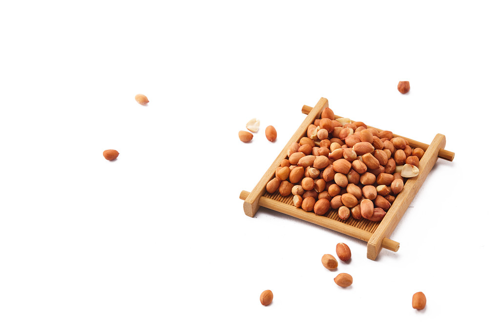 粮食白底木盒花生豆花生米配图谷物