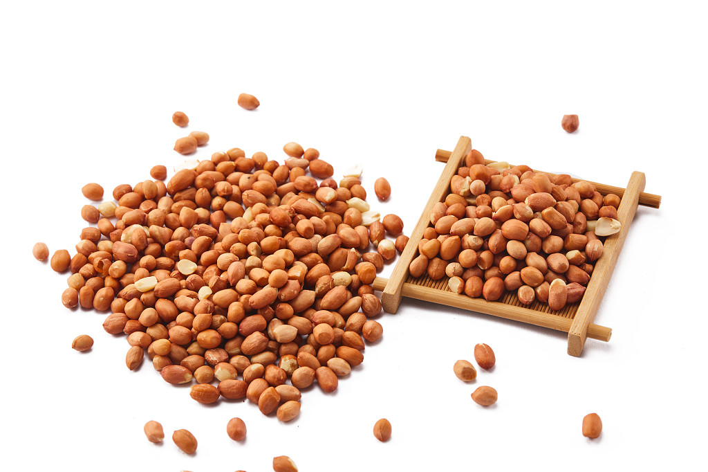 粮食白底木盒花生豆花生米配图谷物