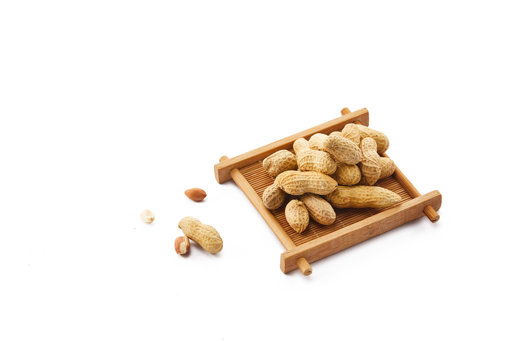粮食白底花生木盒配图谷物