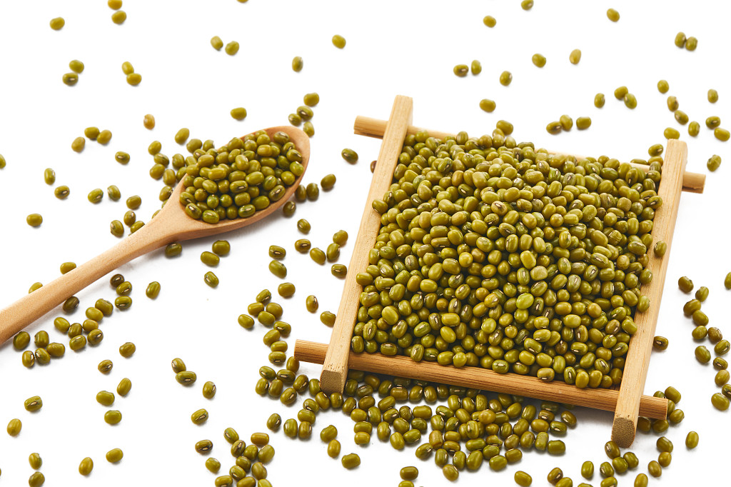 粮食白底绿豆木勺木盒散落绿豆配图谷物节