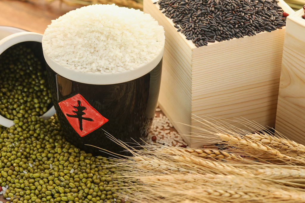 粮食麦穗麦子坛子大米坛子木盒秋天丰收配图谷物丰收节