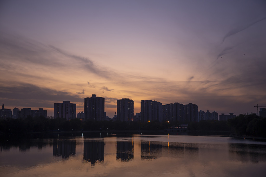 落日夕阳火烧云晚霞城市风光美景背景图片