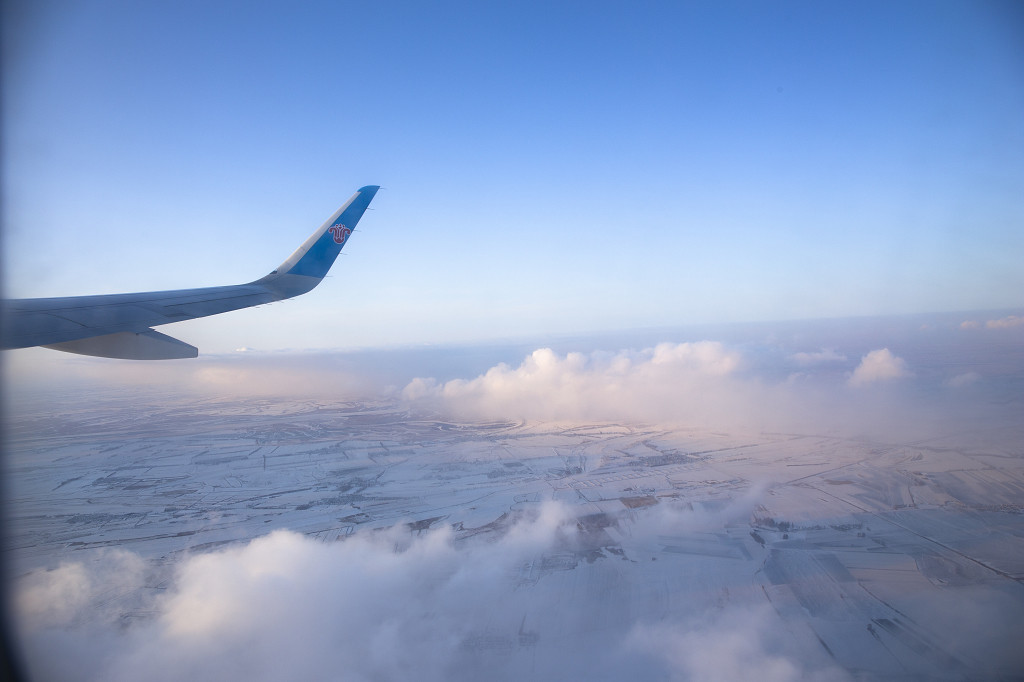 蓝色夏天飞机云层蓝天白云背景图片