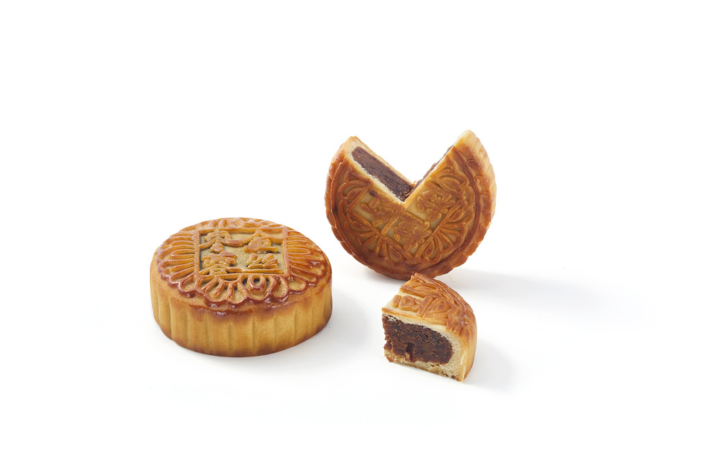 中秋月饼中秋元素中秋佳节迎中秋浓情中秋八月十五中秋节美味金色月饼切开展示白底图