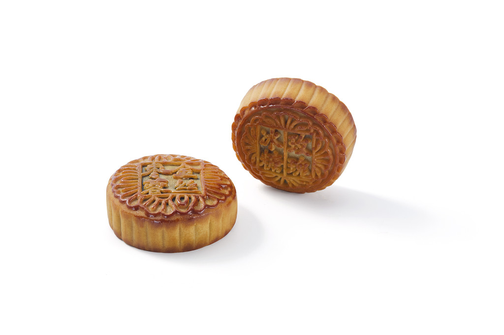 中秋月饼中秋元素中秋佳节迎中秋浓情中秋两个美味的中秋节月饼白底图