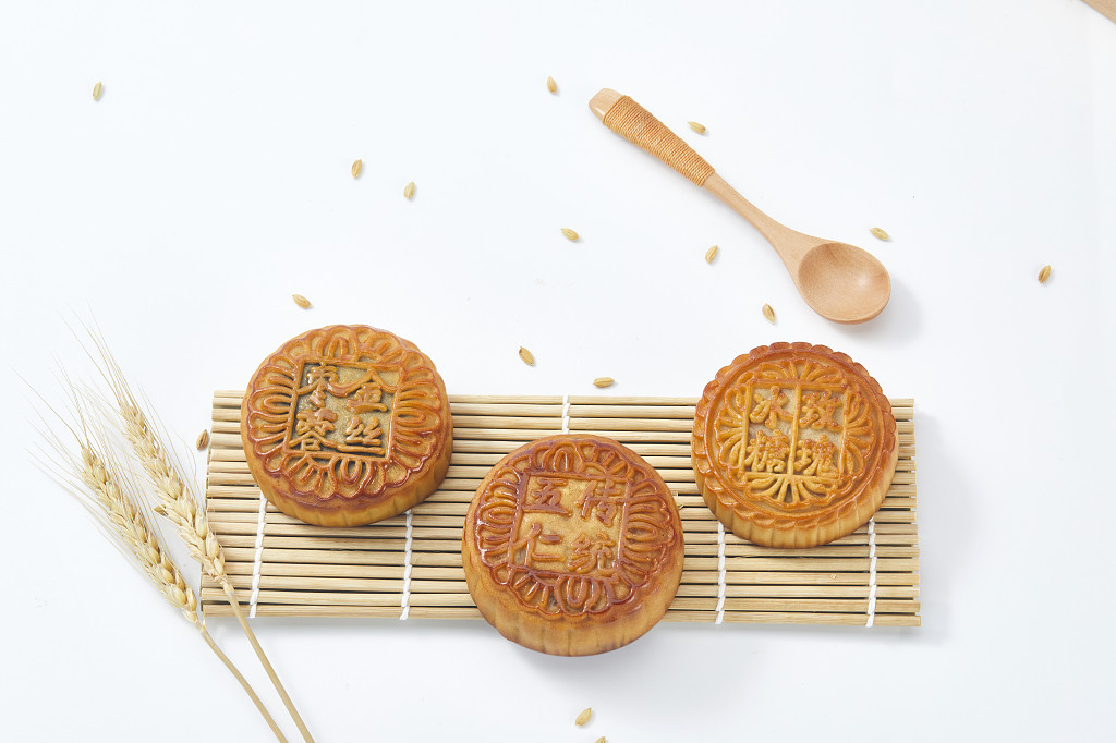 中秋月饼中秋元素中秋佳节迎中秋浓情中秋传统节日中秋节美味金色月饼白底图