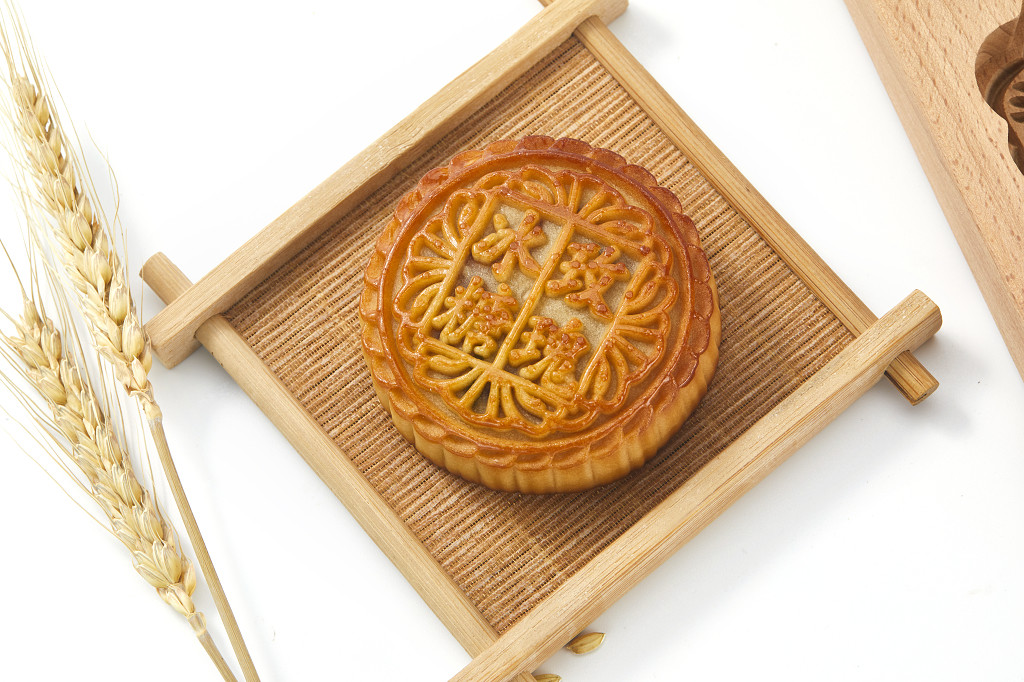 中秋月饼中秋元素中秋佳节迎中秋浓情中秋木碟上摆放中秋月饼及饰品白底图