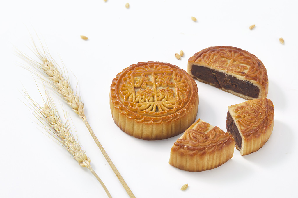 中秋月饼中秋元素中秋佳节迎中秋浓情中秋传统节日中秋节美味月饼白底图