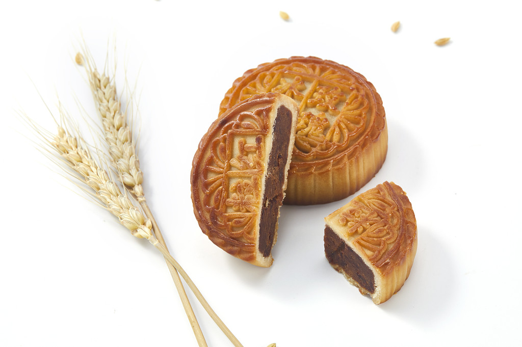 中秋月饼中秋元素中秋佳节迎中秋浓情中秋传统节日中秋节美食月饼及小麦白底图