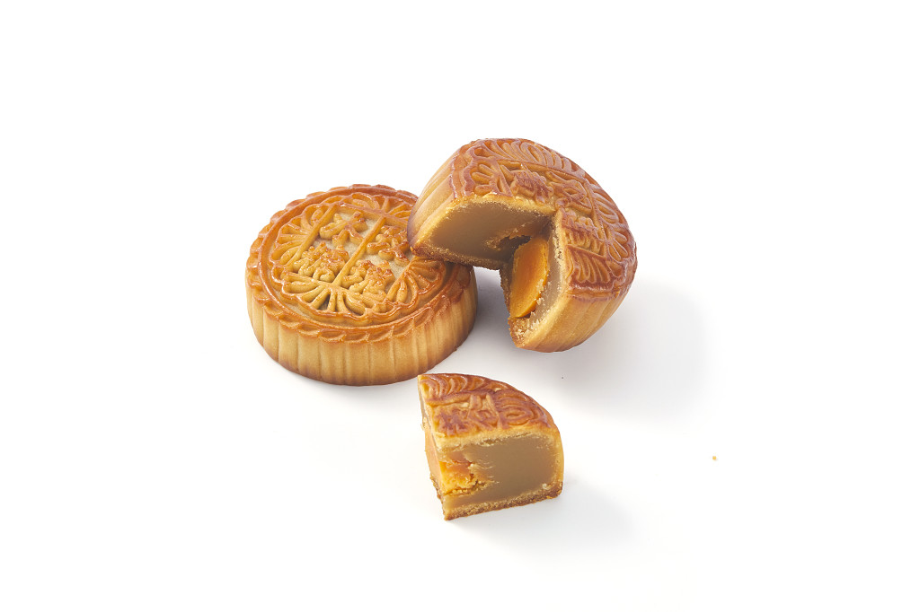 中秋月饼中秋元素中秋佳节迎中秋浓情中秋美味的金秋中秋月饼切开展示白底图