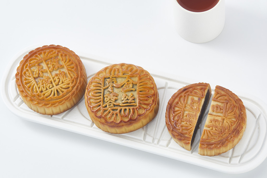 中秋月饼中秋元素中秋佳节迎中秋浓情中秋中秋节月饼摆放在盘子上白底图