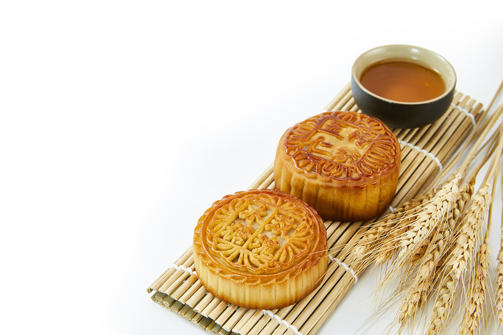 中秋月饼中秋元素中秋佳节迎中秋浓情中秋八月中秋节美味月饼白底实拍图