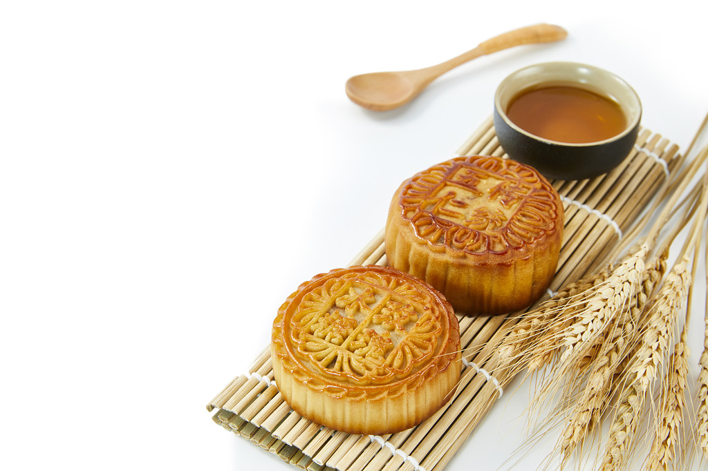 中秋背景中秋月饼中秋元素中秋佳节迎中秋浓情中秋八月金秋美味金色中秋月饼摆木盘白底图