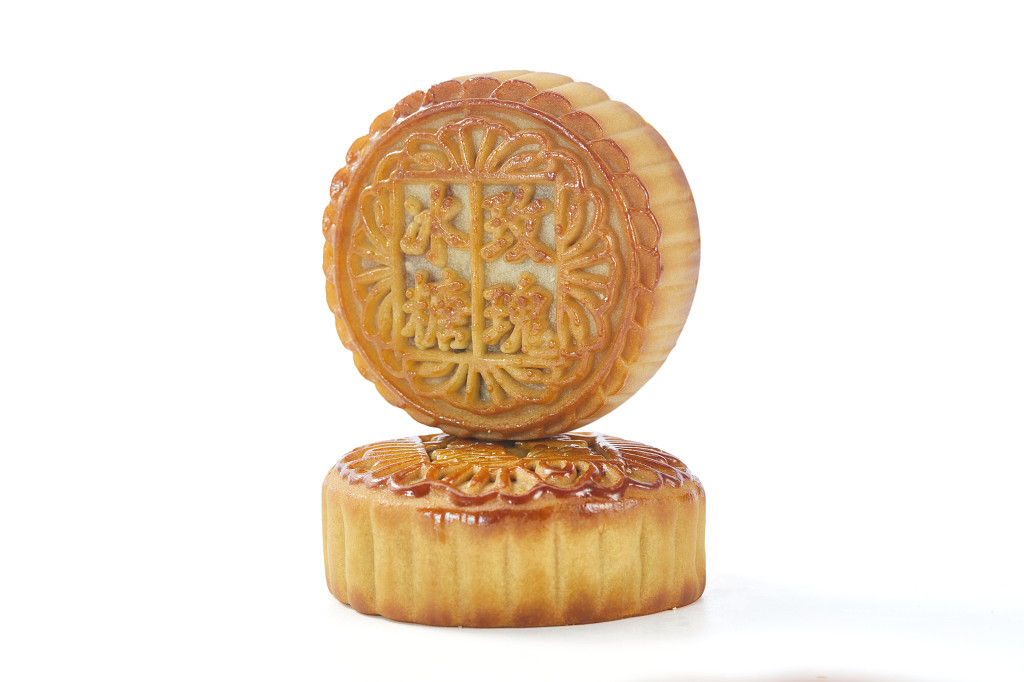 中秋月饼中秋元素中秋佳节迎中秋浓情中秋八月十五中秋节美味金色月饼白底图