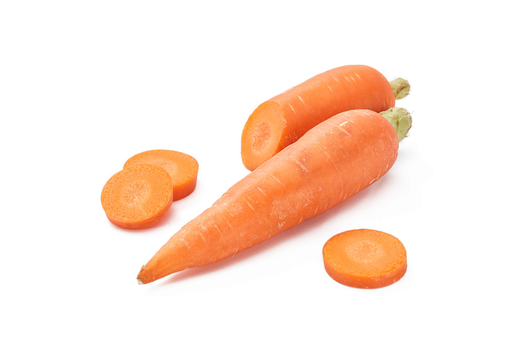 白底蔬卜胡萝卜两根胡萝卜切片新鲜蔬菜配图蔬菜果蔬