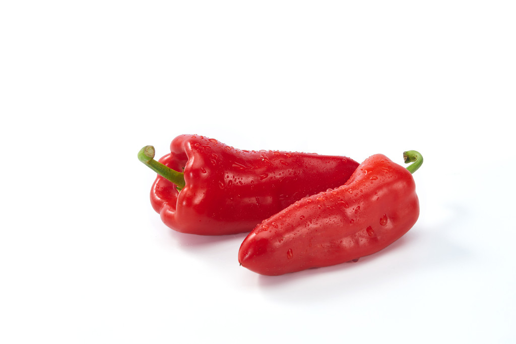 白底蔬菜辣椒菜椒红辣椒两根彩椒新鲜蔬菜配图蔬菜果蔬