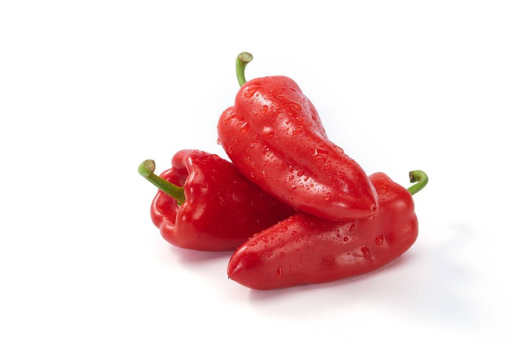 白底蔬菜辣椒菜椒红辣椒三根彩椒新鲜蔬菜配图蔬菜果蔬