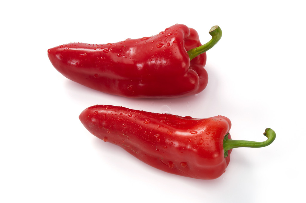 白底蔬菜彩椒两根彩椒新鲜蔬菜辣椒菜椒红辣椒配图蔬菜果蔬