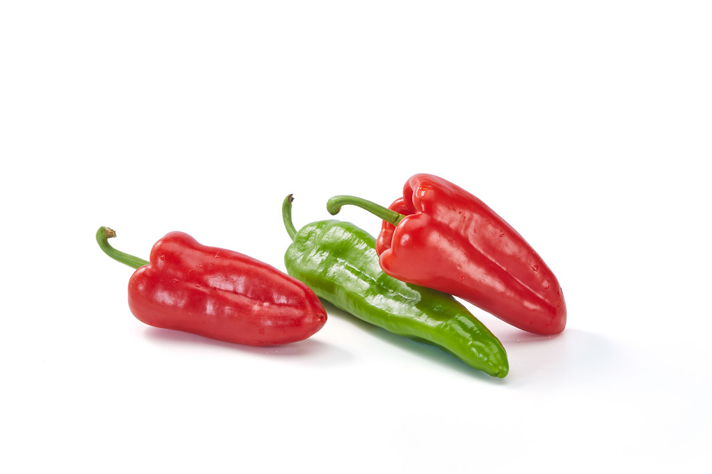白底蔬菜辣椒菜椒青辣椒红辣椒尖椒三根彩椒新鲜蔬菜配图蔬菜果蔬
