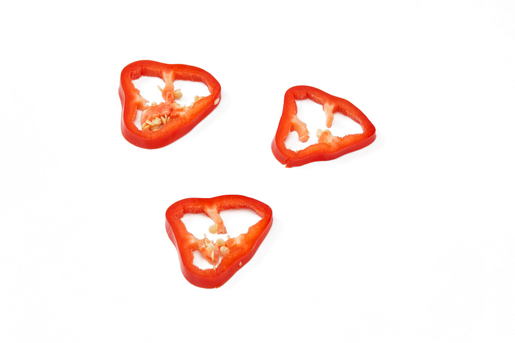 白底蔬菜彩椒切片彩椒三片彩椒辣椒菜椒红辣新鲜蔬菜配图蔬菜果蔬