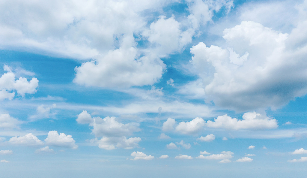 多云天气 蓝天白云的多云晴天 晴天与云朵