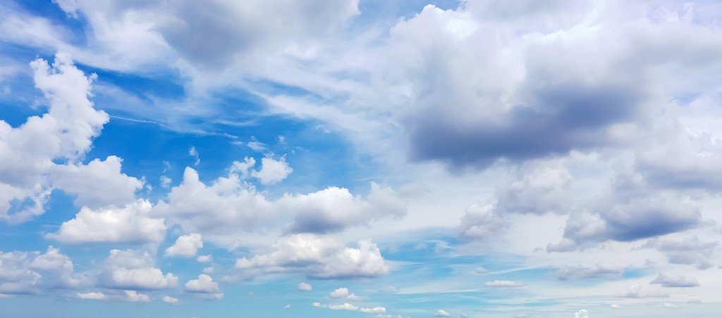 蓝色天空和大片云朵 云朵天空全景长图蓝天