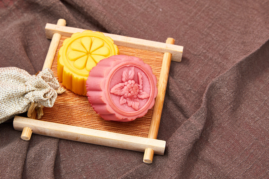 中秋背景中秋月饼中秋布底实拍竹盘竹盒彩色月饼月饼中秋节配图