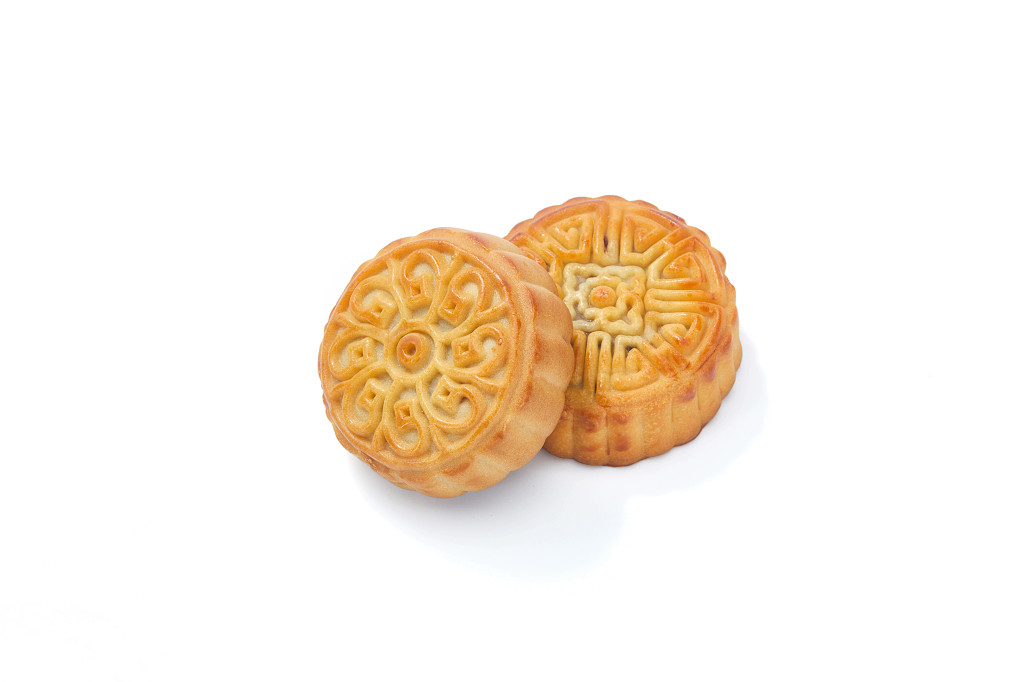 中秋月饼中秋元素中秋佳节迎中秋浓情中秋白底实拍月饼两块月饼中秋节配图