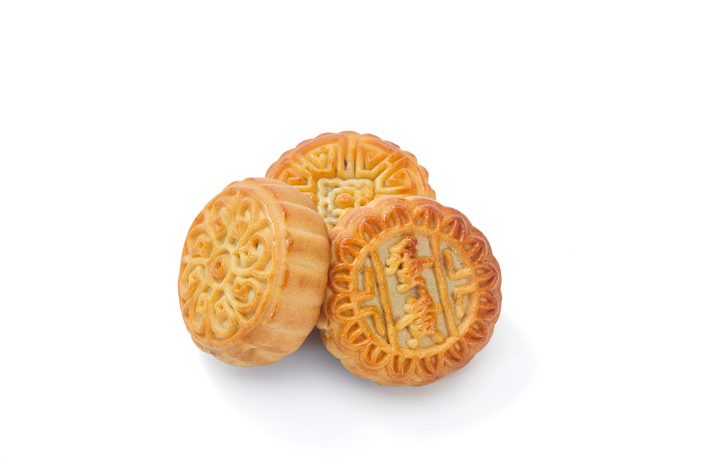 中秋月饼中秋元素中秋佳节迎中秋浓情中秋白底实拍月饼三块月饼中秋节蛋黄月饼配图