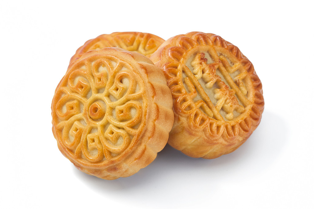 中秋月饼中秋元素中秋佳节迎中秋浓情中秋白底实拍月饼三块月饼中秋节蛋黄月饼配图