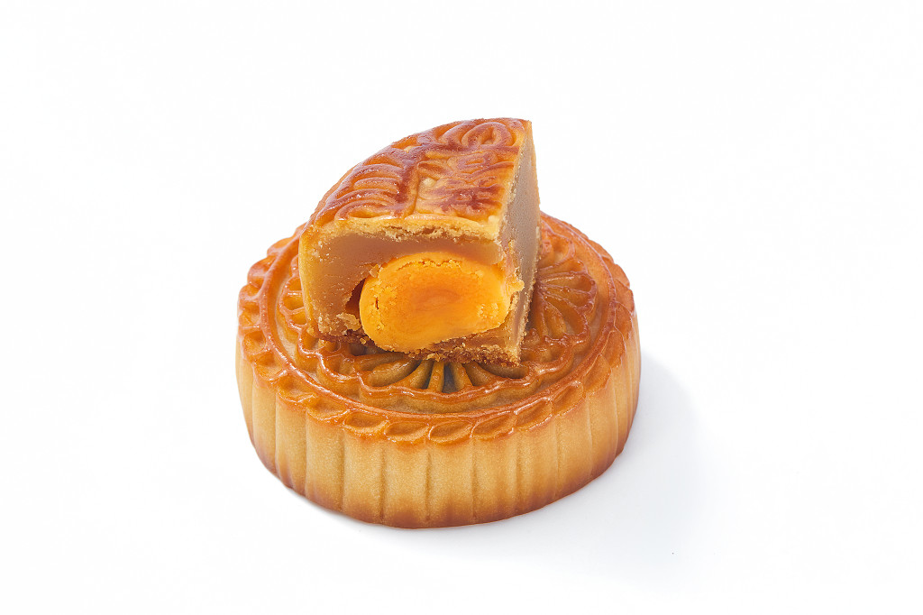 中秋月饼中秋元素中秋佳节迎中秋浓情中秋白底实拍月饼切块月饼一块月饼中秋节蛋黄月饼配图