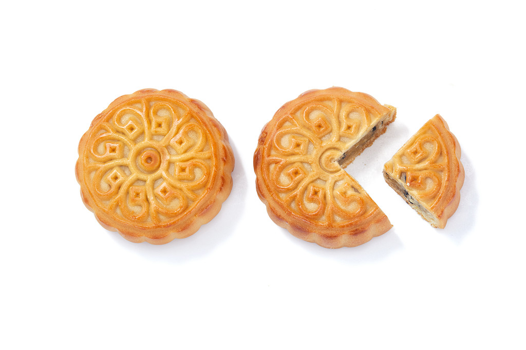 中秋月饼中秋元素中秋佳节迎中秋浓情中秋白底实拍月饼切块月饼两块月饼中秋节蛋黄月饼配图