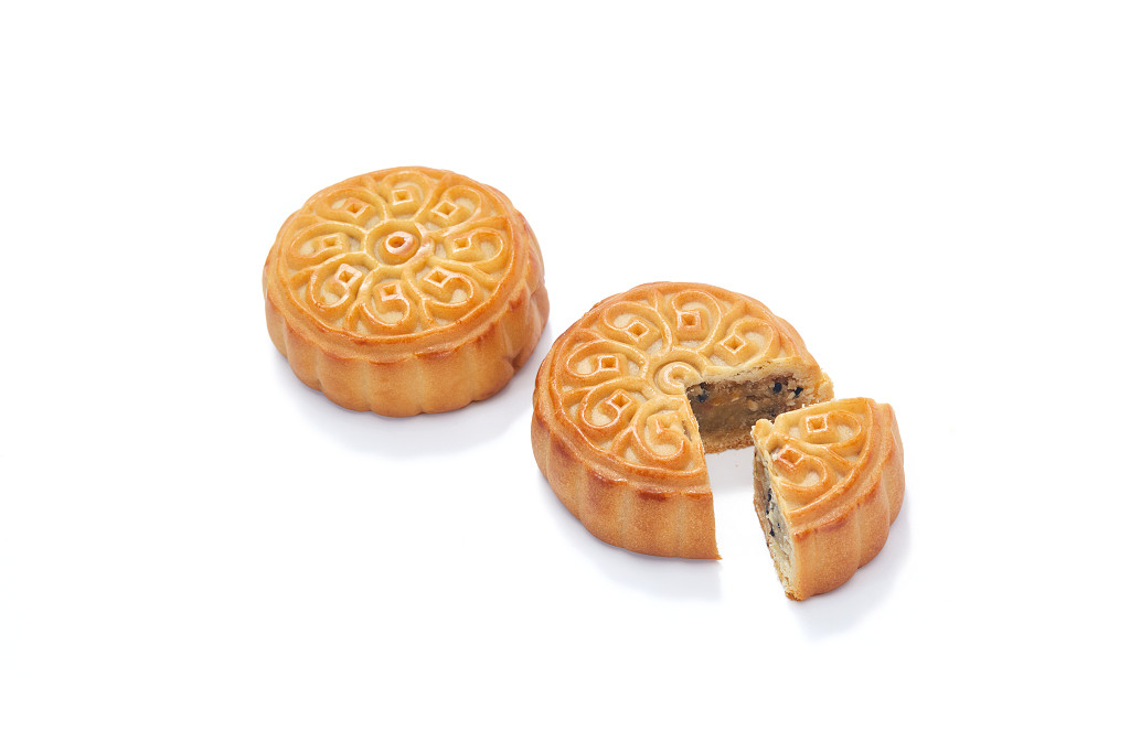 中秋月饼中秋元素中秋佳节迎中秋浓情中秋白底实拍月饼切块月饼两块月饼中秋节配图