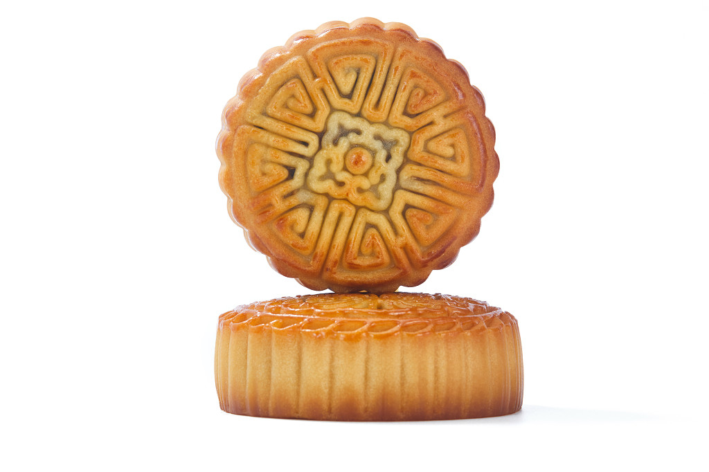 中秋月饼中秋元素中秋佳节迎中秋浓情中秋白底实拍月饼两块月饼中秋节配图