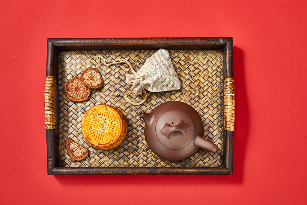 中秋月饼中秋元素中秋佳节迎中秋浓情中秋红底实拍月饼一块月饼茶壶彩色月饼竹筐竹盘口袋中秋节配图