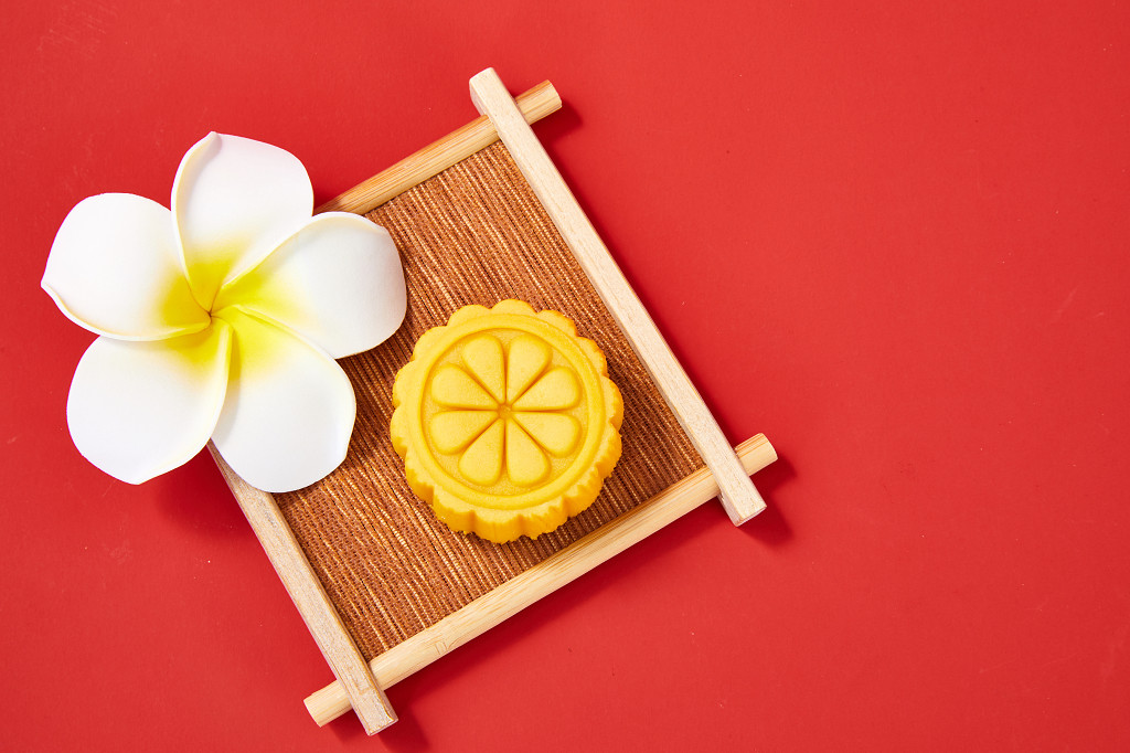 中秋月饼中秋元素中秋佳节迎中秋浓情中秋红底花朵竹盘竹盒彩色月饼中国风月饼一块月饼中秋节