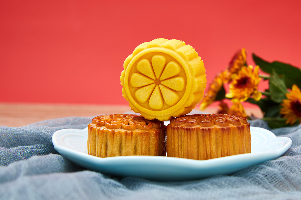 浓情中秋中秋佳节中秋png中秋元素中秋月饼中秋背景中秋月饼中秋中秋佳节迎中秋浓情中秋实拍花朵瓷盘盘子月饼三块月饼彩色月饼中秋节