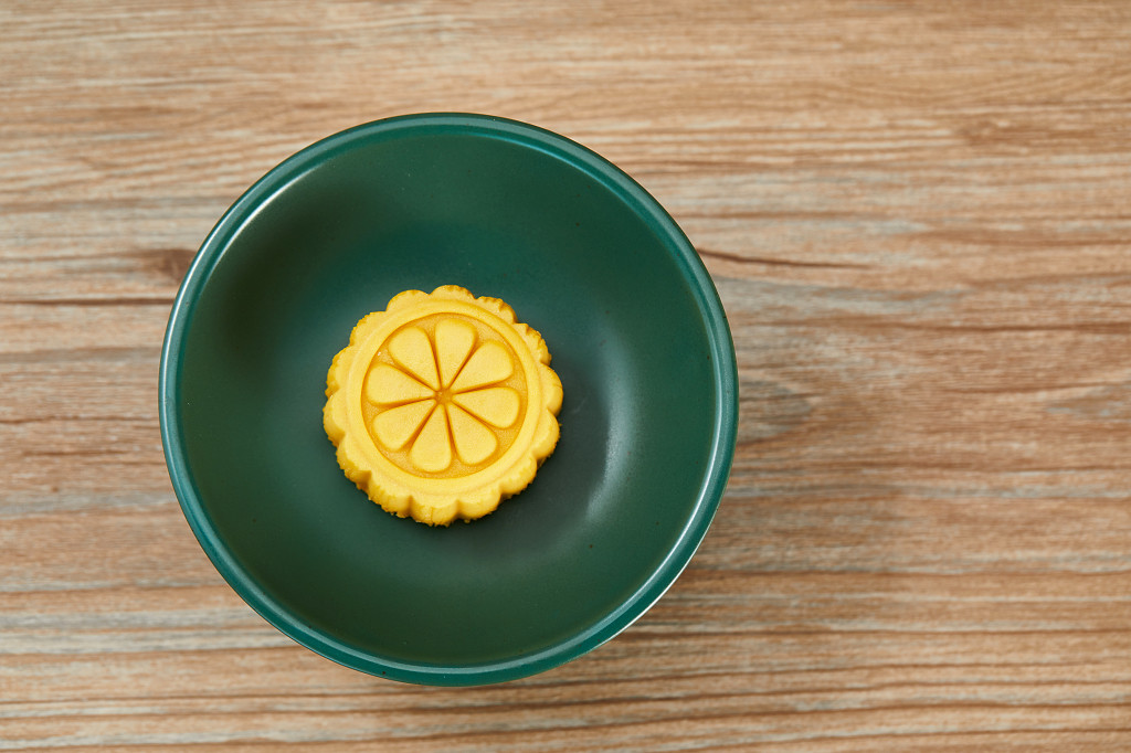 中秋月饼中秋中秋佳节迎中秋浓情中秋木纹实拍绿碗月饼一块月饼彩色月饼中秋节配图
