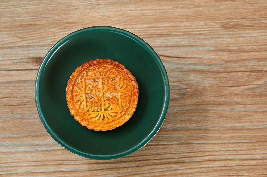 中秋月饼中秋中秋佳节迎中秋浓情中秋木纹实拍绿碗月饼一块月饼冰糖玫瑰中秋节配图