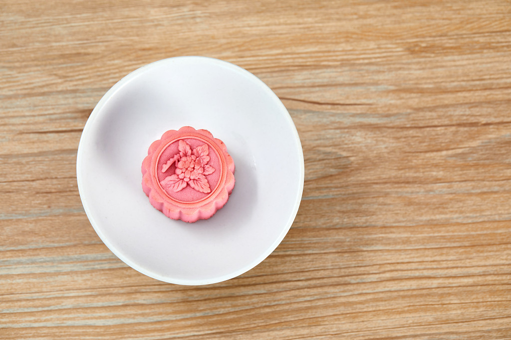 中秋月饼中秋中秋佳节迎中秋浓情中秋木纹实拍白碗月饼一块月饼彩色月饼中秋节配图