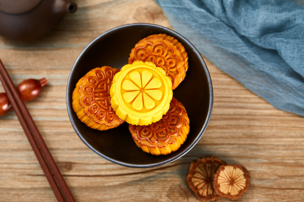 中秋月饼中秋元素中秋佳节迎中秋浓情中秋木纹实拍黑碗月饼四块月饼彩色月饼中秋中秋节配图