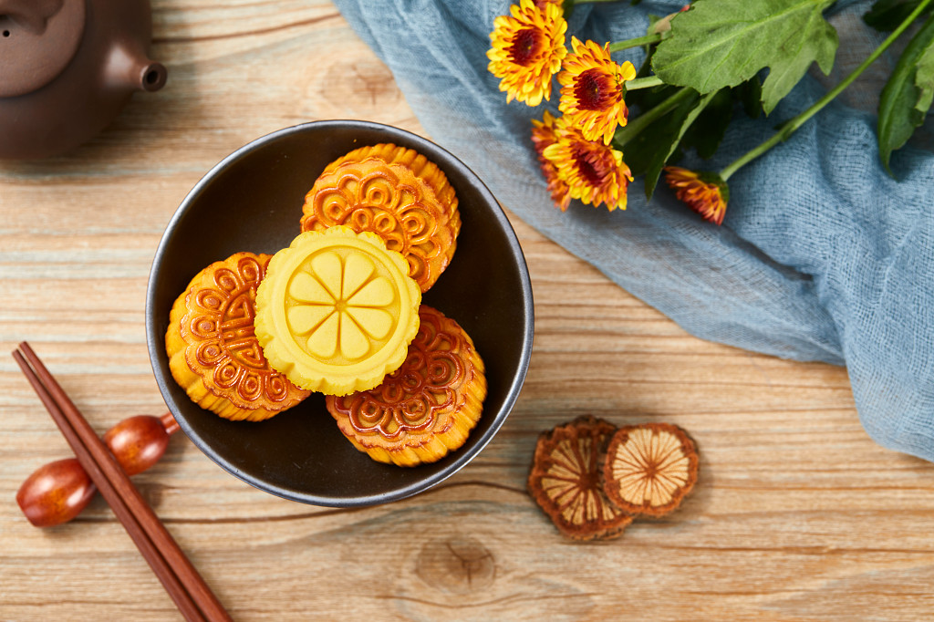 中秋背景中秋月饼中秋中秋佳节迎中秋浓情中秋木纹实拍黑碗筷子月饼四块月饼彩色月饼中秋节配图