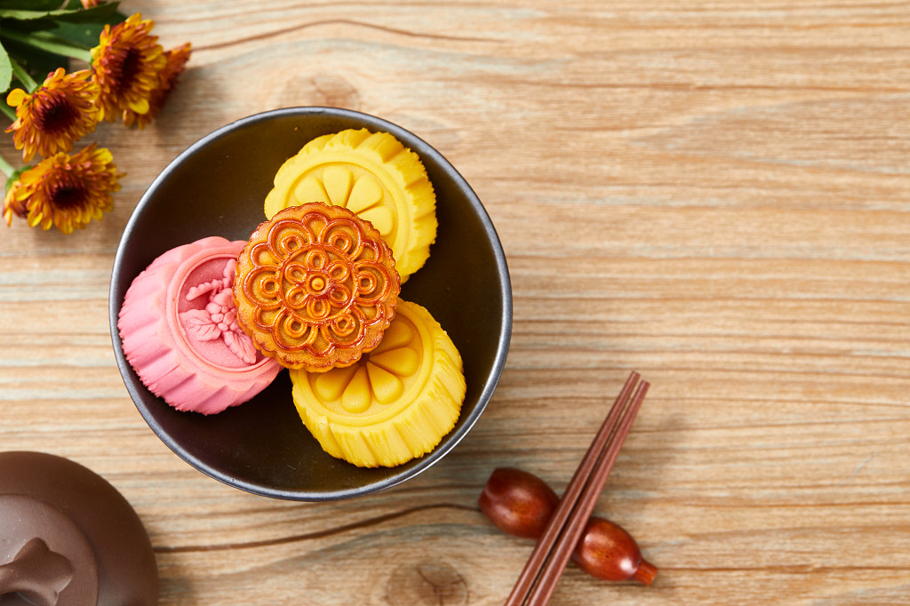 中秋背景中秋月饼中秋中秋佳节迎中秋浓情中秋木纹实拍黑碗筷子月饼四块月饼彩色月饼中秋节