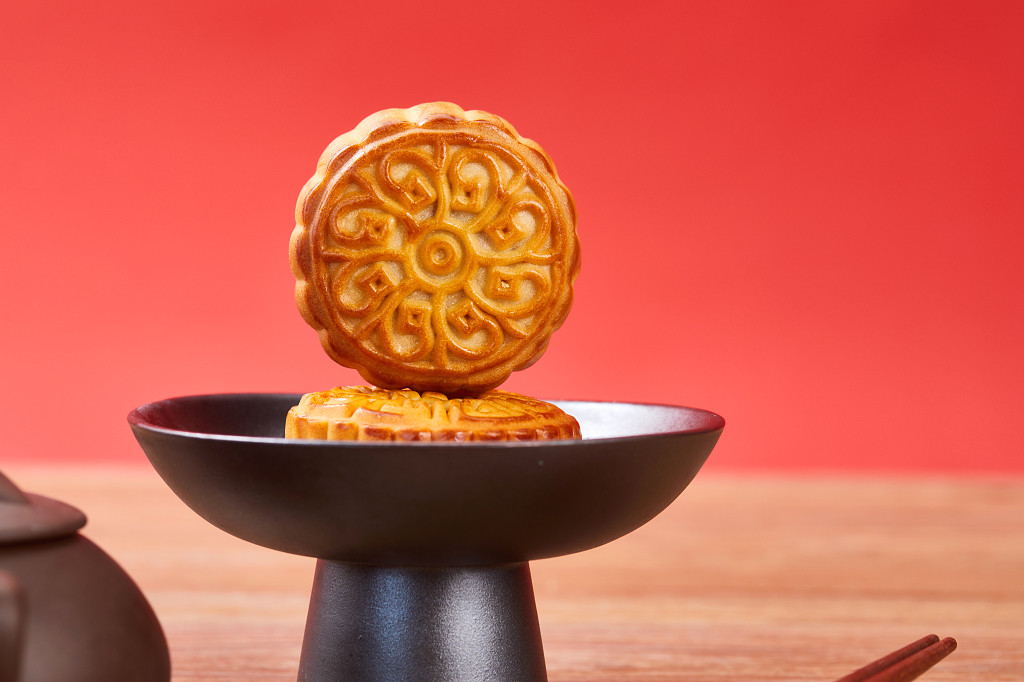 中秋月饼中秋中秋佳节迎中秋浓情中秋木纹实拍黑碗月饼两块月饼中秋节配图