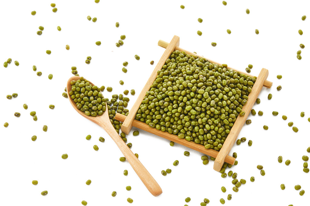 白底粮食绿豆木勺木盒配图谷物