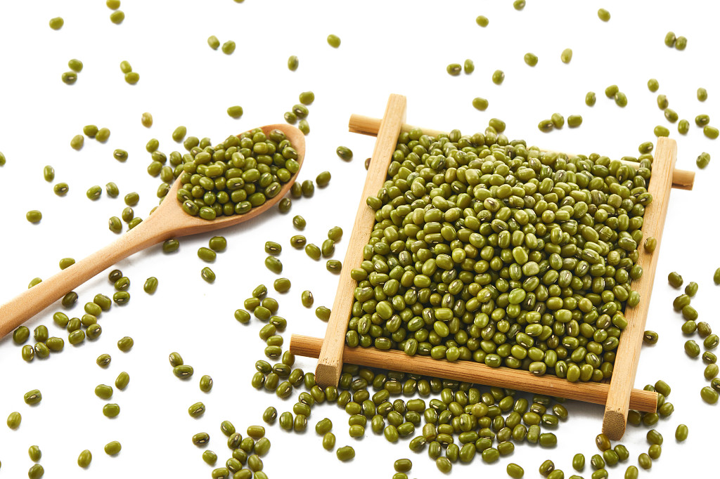 白底粮食绿豆木勺木盒五谷杂粮配图谷物