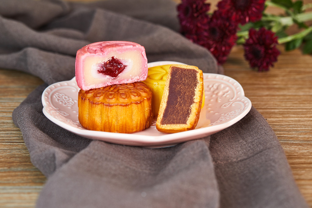 中秋月饼中秋中秋佳节迎中秋浓情中秋木纹粉盘瓷盘盘子实拍彩色月饼月饼四块月饼中秋节